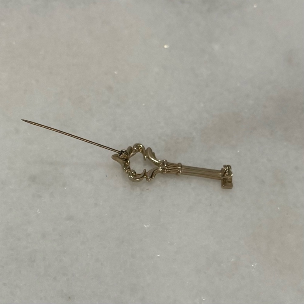 3 for $30 ✔Vintage Gold Tone Ornate Victorian Style Skeleton Key Stick Pin - Picture 4 of 5